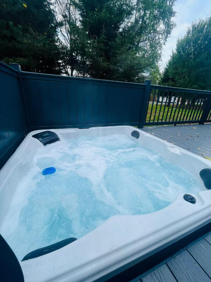 Copse View Lodge With Hot Tub York Eksteriør billede
